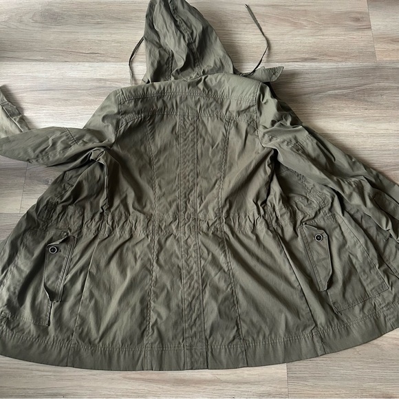 Cole Haan Women’s Olive green RainJacket with detachable Hood - Picture 11 of 13